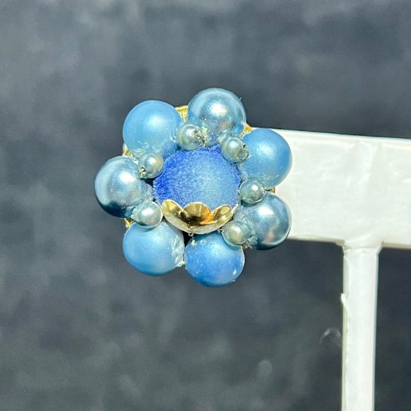 Vintage Gold Tone Faux Blue Pearl Cluster Clip On Earrings Japan (3539) - Picture 3 of 7